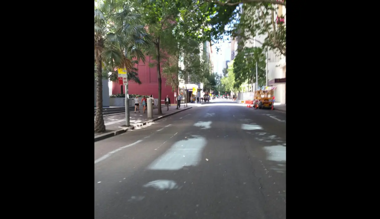 Suasana sekitar kawasan Pitt Street tampak lengang saat berlangsungnya penyanderaan di The Lindt Chocolate Cafe, Sydney, Senin (15/12/2014). (Istimewa)