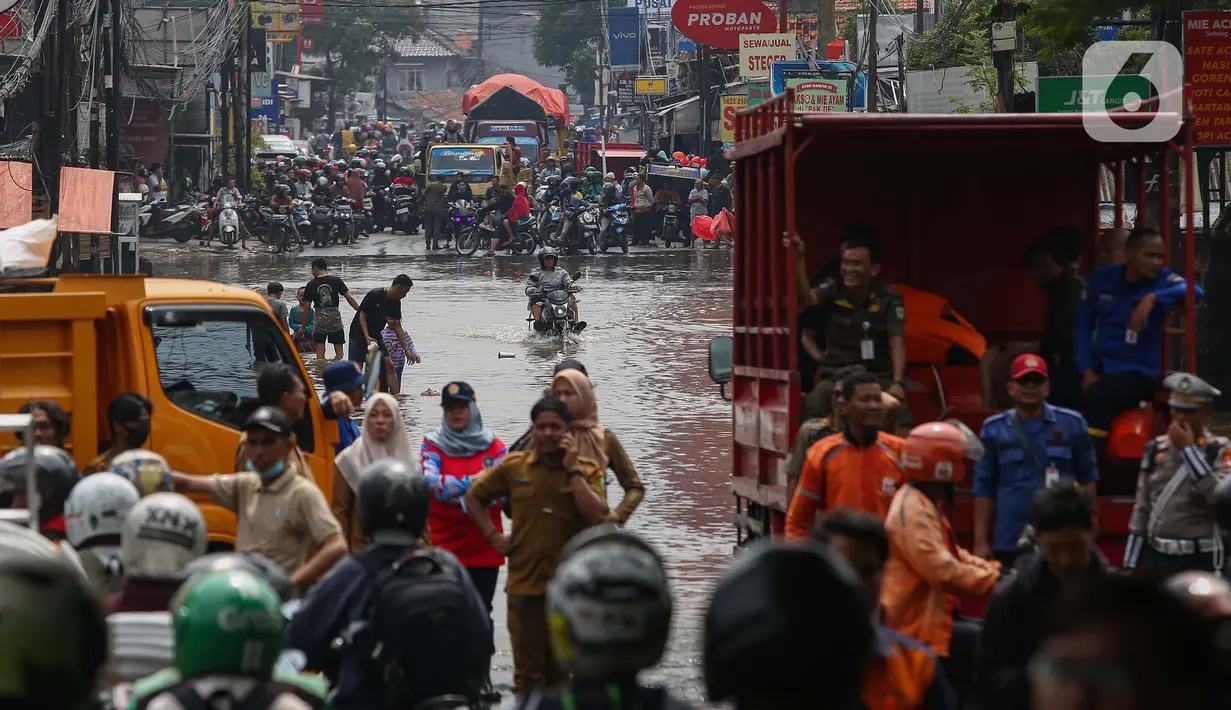 Hujan deras mengguyur wilayah Jabodetabek sejak Senin (3/3) malam hingga Selasa (4/3/2025) pagi hari membuat sejumlah wilayah di Kota Tangerang, Banten terendam genangan air. (Liputan6.com/Angga Yuniar)