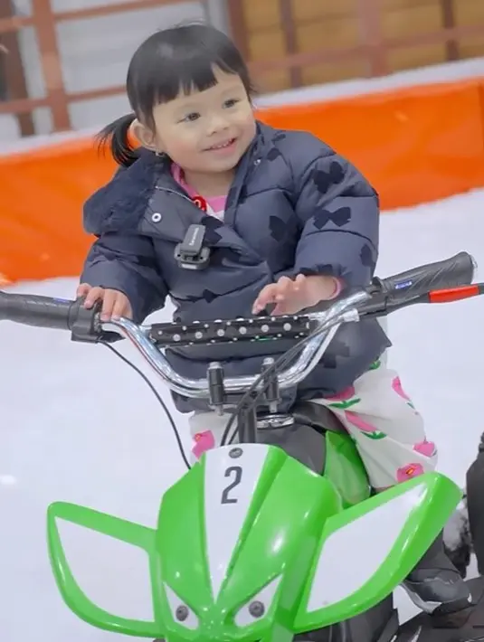 Outfit Ameena yang menggemaskan [Instagram/aurelie.hermansyah]