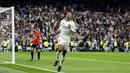 Pemain Real Madrid, Jude Bellingham melakukan selebrasi setelah mencetak gol pertamanya pada musim ini dalam laga lanjutan Liga Spanyol 2024/2025 melawan Osasuna yang berlangsung di Santiago Bernabeu, Madrid, Spanyol, Sabtu (09/11/2024) WIB. (AFP/Oscar Del Pozo)