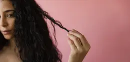 Rambut keriting memiliki karakter yang berbeda dari rambut lurus. Karena itu, perawatannya pun perlu disesuaikan agar ikal tetap sehat dan terbentuk dengan baik. (Foto/Dok: Pexels)