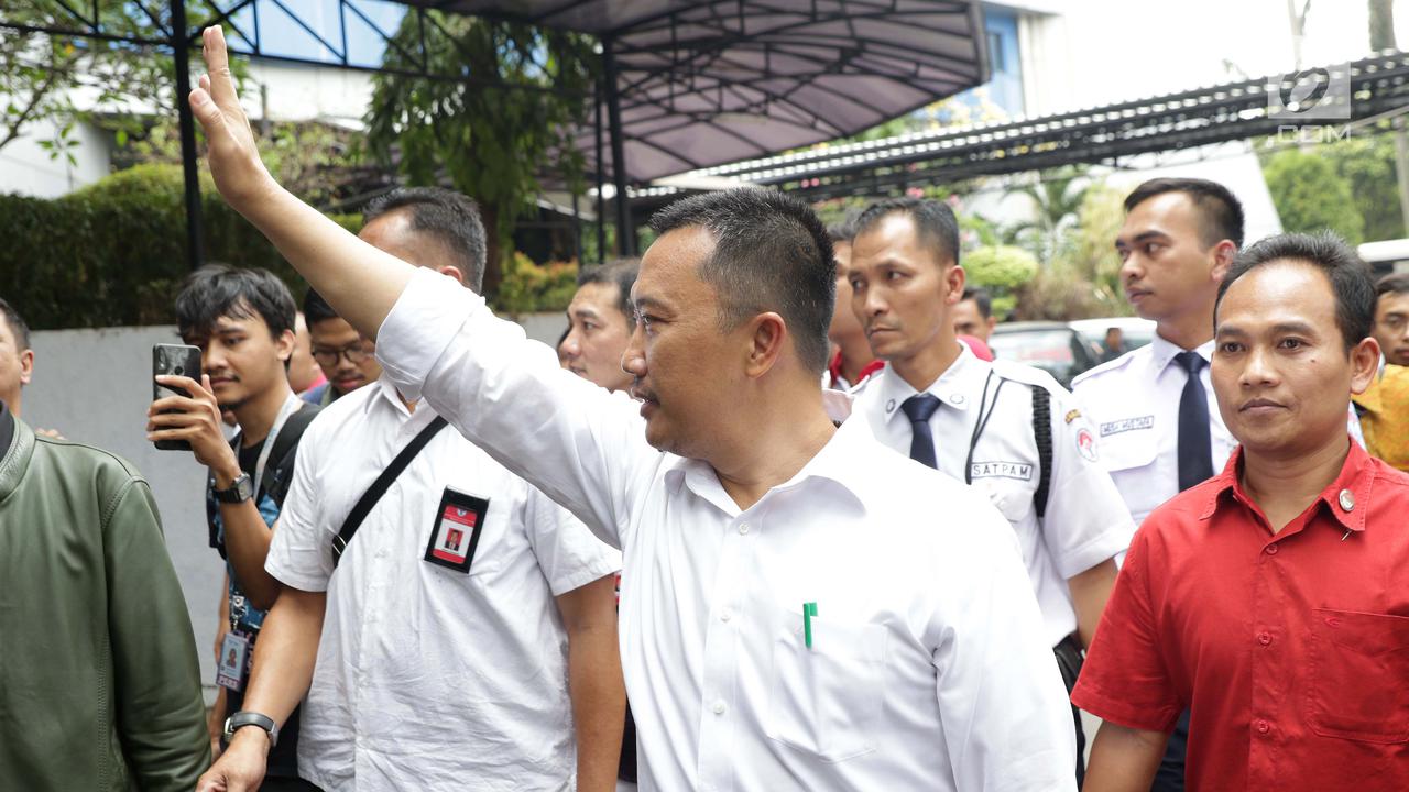Menpora Imam Nahrawi Mainkan Raket Jelang Rapat Perpisahan