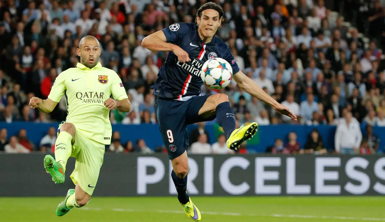 Penyerang PSG, Edinson Cavani mengontrol bola dari kejaran gelandang Barcelona Javier Mascherano saat leg 8 besar Liga Champions di Parc des Princes, Paris, Kamis (16/4/2015). Barcelona menang 3-1 atas Paris Saint Germain. (Reuters/Christian Hartmann)