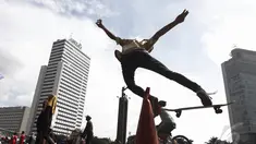 Seorang remaja beraksi dengan skateboard-nya saat hari bebas kendaraan (car free day) di kawasan Bundaran HI Jakarta, Minggu (14/12/2015). (Liputan6.com/Faizal Fanani)