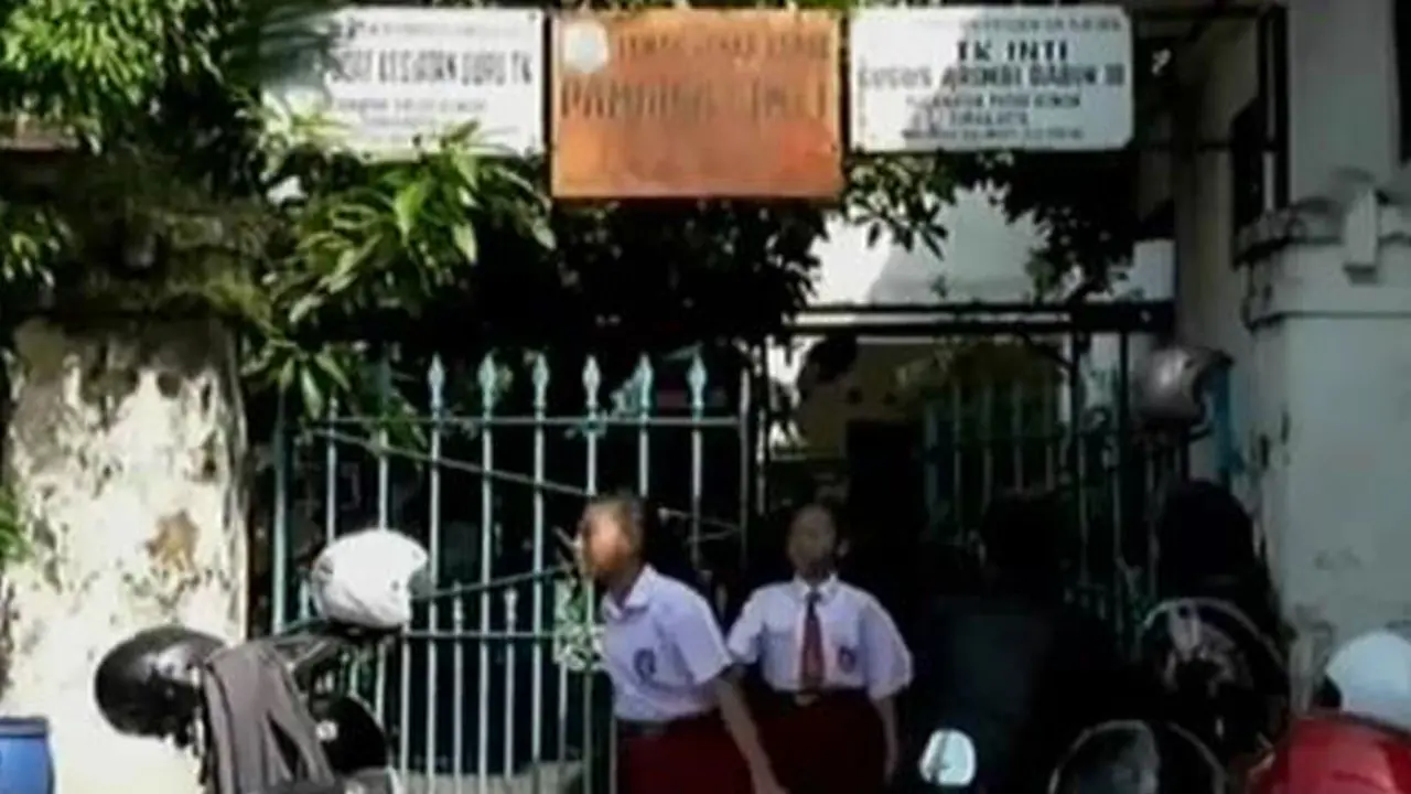 Konflik Keraton Surakarta, Sekolah Dijaga Polisi