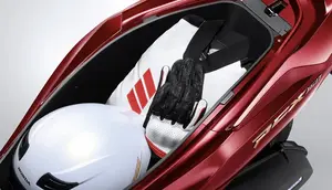 Bawa Raket Padel Naik Motor, Jangan Asal Taruh di Dek Kaki