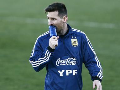 Gelandang Argentina, Lionel Messi, mengamati rekannya saat latihan di Valdebebas, Madrid, Selasa (19/3). Latihan ini merupakan persiapan jelang laga persahabatan melawan Venezuela. (AFP/Benjamin Cremel)