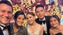 Keduanya sempat berfoto bersama pengantin Jessica Mila dan Yakup Hasibuan, beserta teman selebritas lainnya yang terlihat. Bagaimana menurutmu gaya couple Titi Kamal dan Christian Sugiono ini, Sahabat FIMELA? Foto: Instagram.