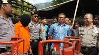 Bareskrim Polri menggerebek pabrik yang diduga dijadikan tempat pengoplosan gas di wilayah Tangerang. (Liputan6.com/Hanz Salim)