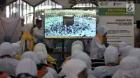 Calon jemaah haji Kloter 1 menunggu proses administrasi dan pemeriksaan kesehatan di Asrama Haji Pondok Gede, Jakarta, Senin (16/7). Sebanyak 388 calon jemaah haji asal Jakarta Timur telah mulai masuk ke asrama. (Merdeka.com/Iqbal Nugroho)