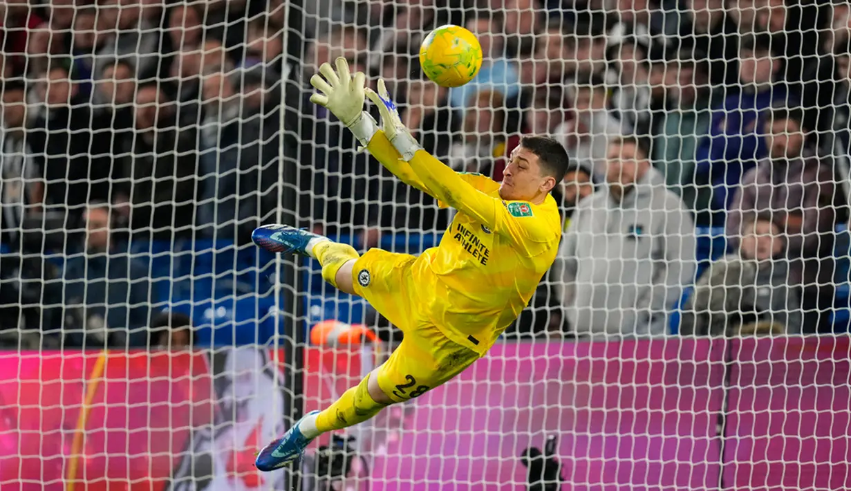 Baru dua menit laga berlangsung, Moises Caicedo sudah mendapat kartu kuning karena menekel betis Anthony Gordon. (AP Photo/Kirsty Wigglesworth)