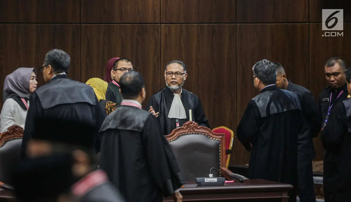 Ketua Tim Hukum Prabowo-Sandiaga, Bambang Widjojanto berbincang usai putusan MK di Gedung MK, Jakarta, Kamis (27/6/2019). MK menolak seluruh gugatan hasil Pilpres 2019 yang diajukan Prabowo Subianto-Sandiaga Uno yang disepakati sembilan hakim konstitusi. (Liputan6.com/Faizal Fanani)