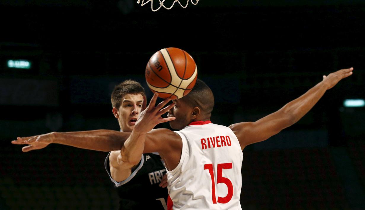 Pemian Argentina, Nicolas Brussino (kiri) berebut bola dengan pemain Kuba, Jasiel Riveroduring dalam Kejuaraan Basket Piala Amerika 2015 di Sport Palace, Meksiko City, Meksiko. (3/9/2015). (Reuters/Henry Romero)