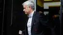 Manajer Manchester United, Jose Mourinho, bersiap menjalani sidang di Gedung Pengadilan Madrid, Jumat (3/11/2017). Pria asal Portugal itu menjalani sidang terkait dugaan penggelapan pajak saat masih melatih Real Madrid. (AFP/Oscar Del Pozo)