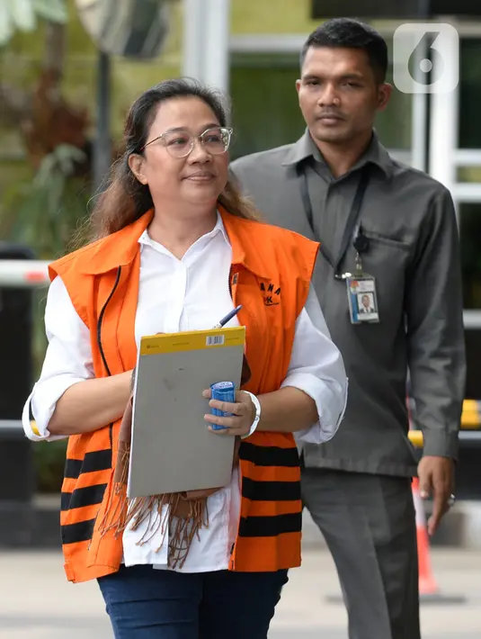 Asisten mantan Komisioner KPU Wahyu Setiawan, Agustiani Tio Fridelia saat akan menjalani pemeriksaan penyidik di Gedung KPK, Jakarta, Senin (27/1/2020). Fridelia diperiksa terkait kasus dugaan penerimaan hadiah atau janji penetapan anggota DPR Terpilih 2019-2024. (merdeka.com/Dwi Narwoko)