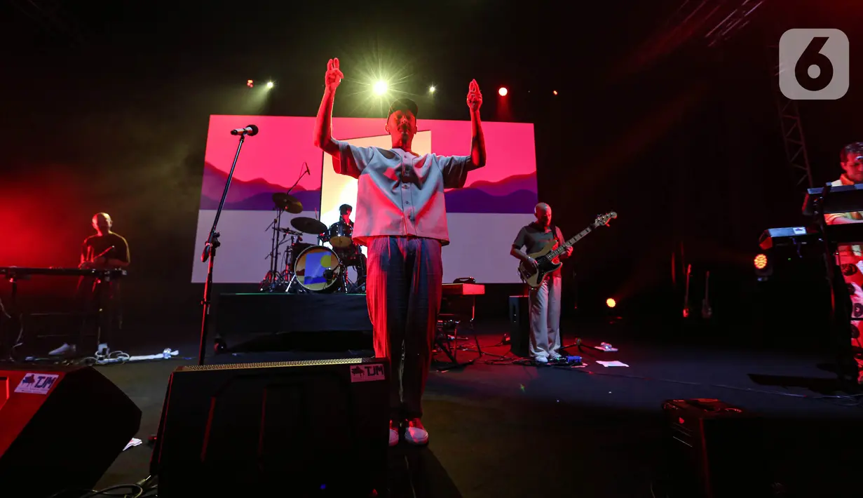 Band Indie asal London menggelar konser di Tennis Indoor Senayan, Jakarta, Sabtu (15/5/2024). (Liputan6.com/Angga Yuniar)