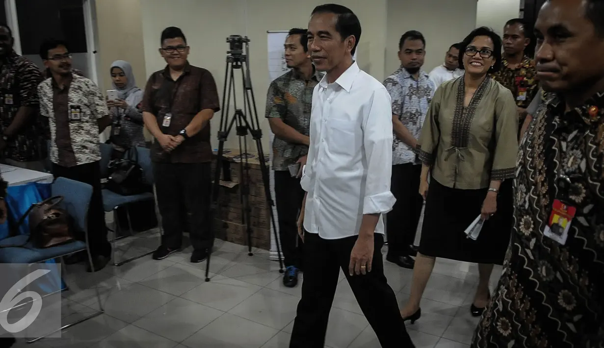 Presiden Jokowi saat sidak di Kantor Pusat Dirjen Pajak, Jumat (30/9). Jokowi mengaku mendapat banyak permintaan agar Tax Amnesty diperpanjang dan berjanji akan memberikan kemudahan administrasi hingga Desember 2016. (Liputan6.com/Faizal Fanani)