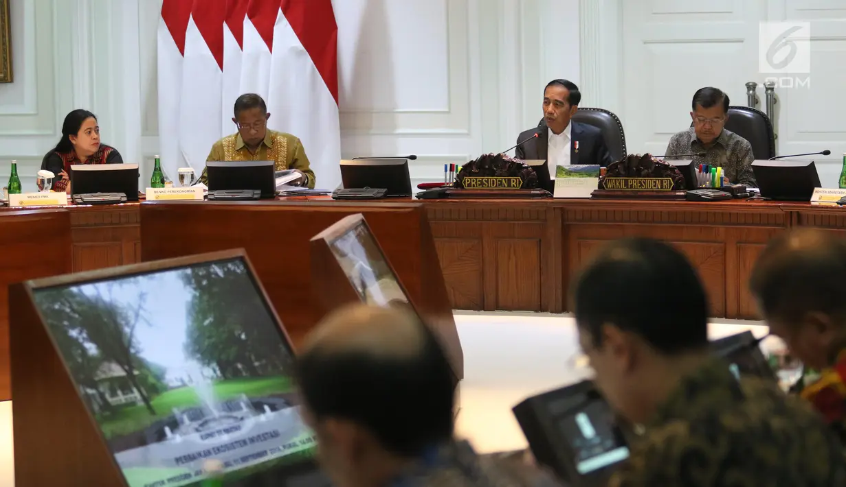Presiden Joko Widodo didampingi Wakil Presiden Jusuf Kalla (kanan) memimpin rapat terbatas (ratas) di Kantor Presiden, Jakarta, Rabu (11/9/2019). Ratas bertema 'Perbaikan Ekosistem Investasi' ini dilakukan Jokowi beserta para menteri guna merumuskan kebijakan konkret. (Liputan6.com/Angga Yuniar)