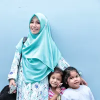 Pasangan Puput Melati dan Guntur Bumi, memberikan dasar pondasi agama pada anaknya. Puput juga membebaskan anaknya kelak memilih profesi yang dipilih, yang penting menjadi anak solehah. (Adrian Putra/Bintang.com)