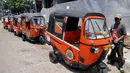 Bajaj bermesin dua tak menjadi permasalahan tertentu di Ibukota Jakarta karena asap yang dihasilkan dari knalpot bajaj berwarna oranye itu, (25/10/14). (Liputan6.com/Miftahul Hayat)