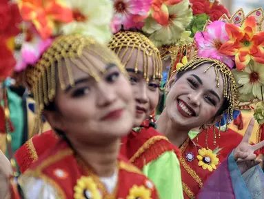 Para penari tampil dalam pawai budaya dan kesenian Betawi saat Hari Bebas Kendaraan Bermotor (HBKB) atau car free day (CFD) di Jalan MH Thamrin, Jakarta, Minggu (19/6/2022). Pawai yang menampilkan berbagai budaya dan kesenian Betawi seperti ondel-ondel, tari topeng, serta tanjidor tersebut digelar dalam rangka menyambut HUT ke-495 DKI Jakarta. (merdeka.com/Iqbal S. Nugroho)