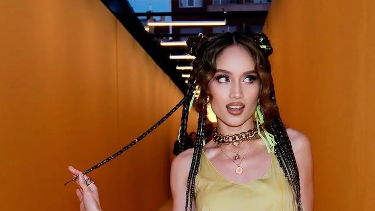 Cinta Laura Kenakan Mini Dress Kuning di Milan Fashion Week