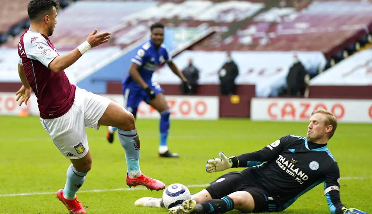 Kiper Leicester City, Kasper Schmeichel, berebut bola dengan pemain Aston Villa, Trezeguet, pada laga Liga Inggris di Stadion Villa Park, Minggu (21/2/2021). Leicester City menang dengan skor 1-2. (AP Photo/Tim Keeton, Pool)