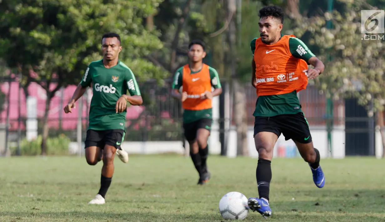 Pemain Timnas Indonesia U-22, Rifal Lastori menggiring bola saat latihan di Lapangan ABC, Senayan, Jakarta, Sabtu (12/1). Pada hari keenam pemusatan latihan, Indra Sjafri menggelar game internal untuk menyaring para pemainnya. (Bola.com/M Iqbal Ichsan)
