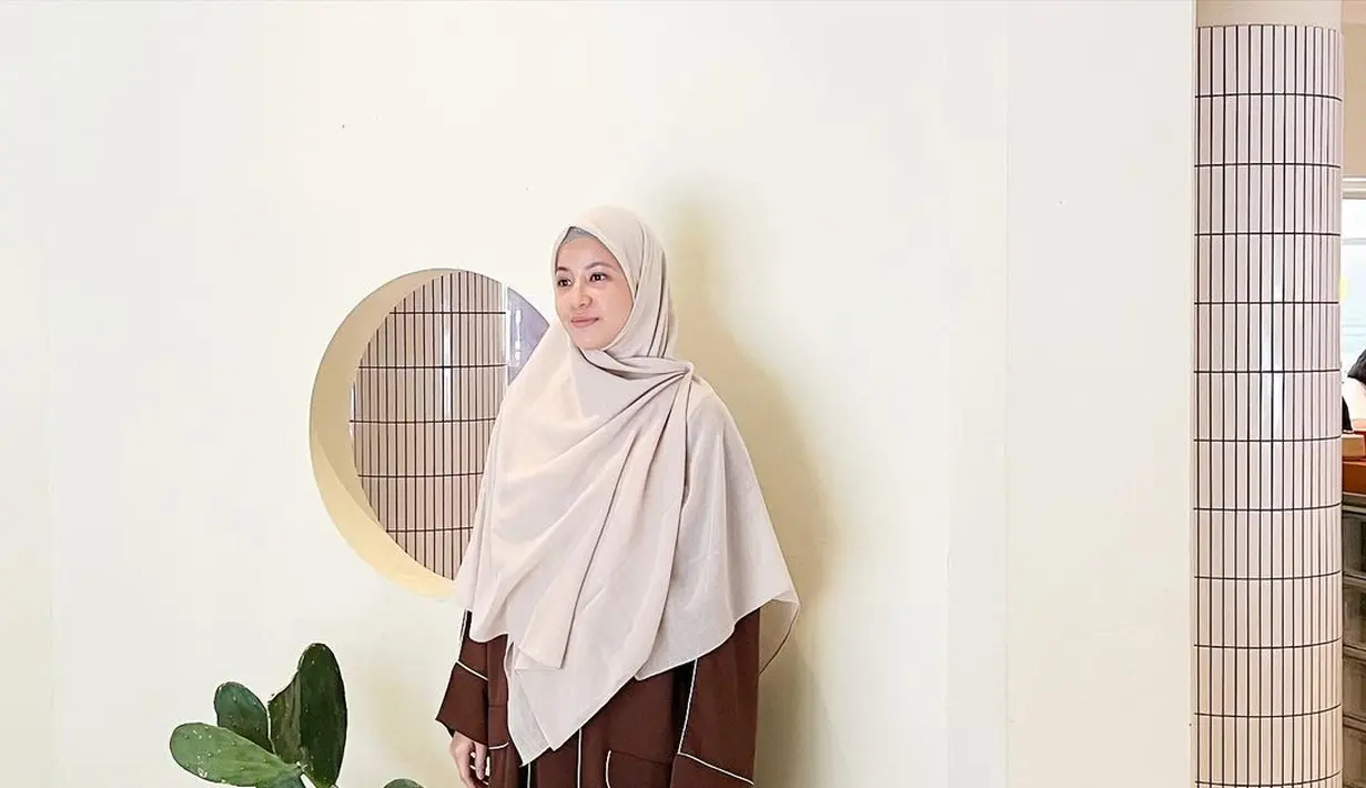 Tak jarang Natasha Rizky juga memamerkan OOTDnya. Kali ini dengan abaya merah wine bergaris, dipadunya mengenakan hijab panjang cokelat muda. [Foto: Instagram/natasharizkynew]