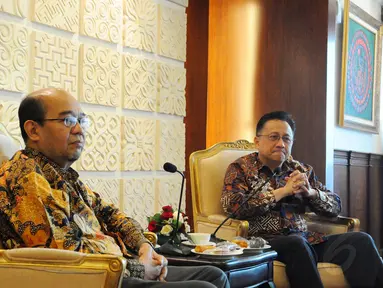 Ketua BPK, Harry Azhar Azis (kiri) bertemu Ketua DPD, Irman Gusman, di Kompleks Parlemen RI, Jakarta, Jumat (14/11/2014). (Liputan6.com/Andrian M Tunay)