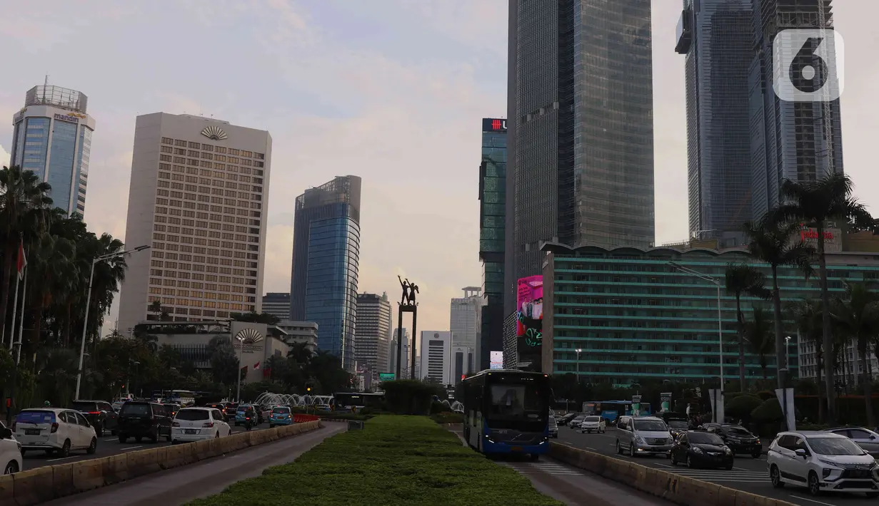 Suasana kawasan Bundaran HI, Jakarta, Jumat (31/12/2021). Polda Metro Jaya melarang perayaan malam tahun baru 2022 di seluruh wilayah DKI Jakarta. Kebijakan itu berlaku mulai 31 Desember 2021 hingga 2 Januari 2022. (Liputan6.com/Angga Yuniar)