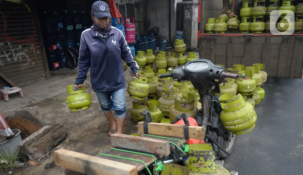 Pekerja menata tabung gas LPG 3 yang kosong sebelum pengisian ulang di agen LPG, Pamulang, Tangerang Selatan, Kamis (5/11/2020). Dalam dua bulan di masa pandemi ini, permintaan LPG subsidi 3 Kg ditingkat pengecer meningkat 5 persen untuk memenuhi kebutuhan masyarakat. (merdeka.com/Dwi Narwoko)