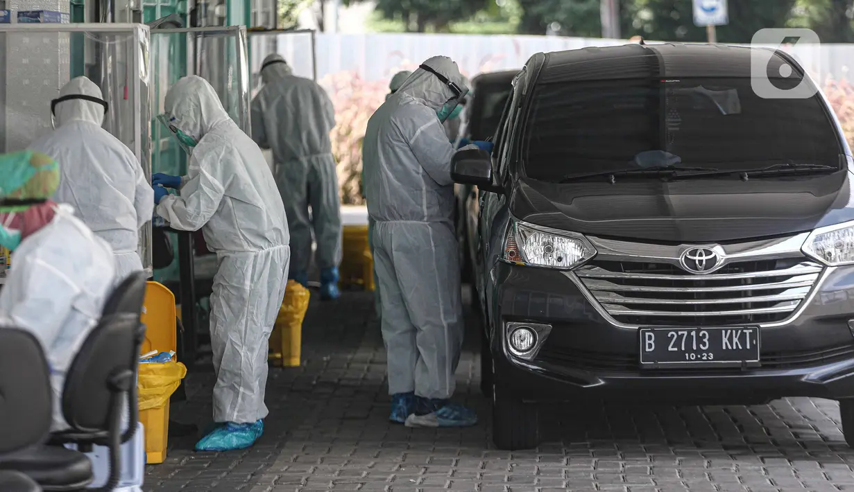 Warga menjalani tes usap (swab test) drive-thru di GSI Lab (Genomik Solidaritas Indonesia Laboratorium), Cilandak, Senin (19/10/2020). Dalam Raperda Penanggulangan Covid-19 akan mengatur sanksi Rp 5 juta bagi warga Jakarta yang menolak menjalani tes usap dan tes cepat. (Liputan6.com/Faizal Fanani)