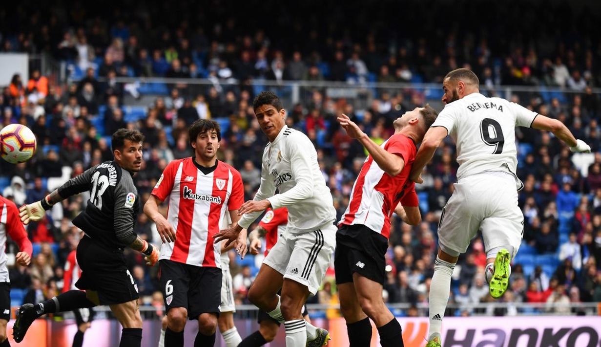 Proses gol Benzema lewat sundulan ke gawang Bilbao pada laga lanjutan La Liga di pekan ke-33 yang berlangsung di Stadion Santiago Bernabeu, Madrid, Minggu (21/4). Real Madrid menang 3-0 atas Bilbao. (AFP/Gabriel Bouys)