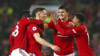 Para pemain Manchester United merayakan gol yang dicetak oleh Scott McTominay ke gawang Arsenal pada laga Premier League di Stadion Manchester United, Senin (30/1). Kedua tim bermain imbang 1-1. (AP/Dave Thompson)