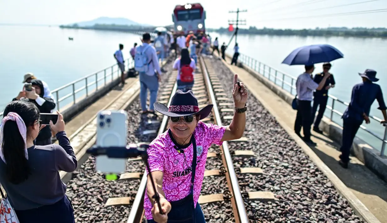 Menurut Public Relation SRT Ekkarat Sri-arayanphong, keberadaan kereta apung tahunan ini merupakan salah satu upaya pemerintah untuk memulihkan pariwisata dan ekonomi lokal. (MANAN VATSYAYANA/AFP)