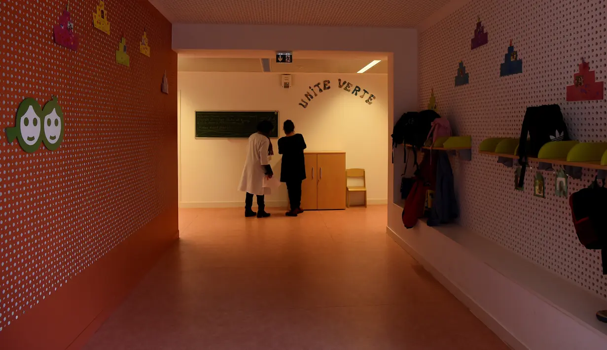 Suasana lorong Rumah Sakit Ecole di Neuilly-Plaisance, dekat Paris, 21 Maret 2017. Rumah sakit yang khusus untuk anak penderita autis ini baru saja dibuka untuk umum. (BERTRAND GUAY/AFP)