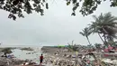 Penduduk mengecek kerusakan akibat hujan lebat dan banjir di Kota Oroquieta, Misamis Occidental (27/12/2022). Korban tewas akibat banjir di Filipina telah meningkat menjadi 25 orang, kata para pejabat pada 28 Desember, dengan badai diperkirakan akan menurunkan lebih banyak hujan di wilayah selatan dan tengah yang paling terpukul. (Photo by Handout/Angelica Villarta/AFP)