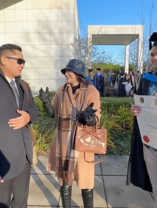 Tas yang diberi nama Mahadewi Archipelago Bag ini tas yang berhasil membentuk perpaduan menawan antara tekstil tradisional Indonesia dan desain modern. Dibuat dari kulit Napa dan dihiasi Songket Bali, tas ini menampilkan peta Indonesia melalui pemotongan laser kulit yang rumit. Melihat websitenya, tas ini dijual dengan harga Rp5,4 jutaan. [@fitricarlina]