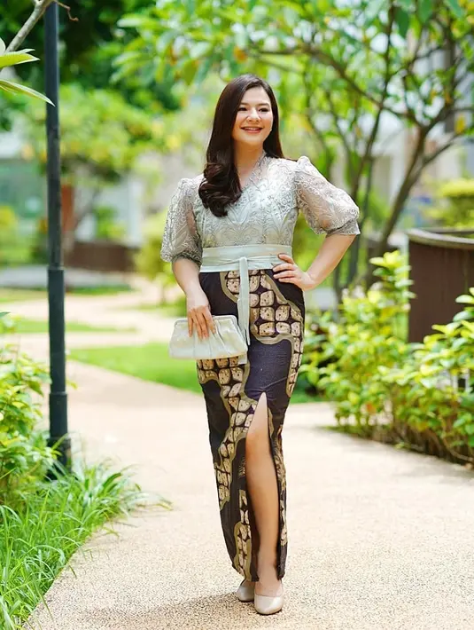 <p>Tampil anggun, Eriska Rein mengenakan atasan berpayet dengan puffy sleeve. Ia tampak elegan dengan rok batik panjang yang memiliki potongan tinggi. Cocok sebagai inspirasi busana kondangan untuk bumil. (instagram/eriskarein)</p>