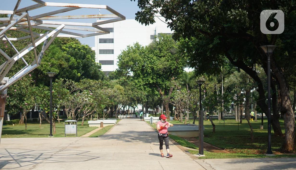 Warga beraktivitas di sekitar Taman Lapangan Banteng, Jakarta Pusat, Sabtu (13/6/2020). Mulai hari ini, Taman Lapangan Banteng kembali dibuka untuk umum namun jumlah pengunjung tetap dibatasi sebanyak 200 orang setiap pagi dan sore hari. (Liputan6.com/Immanuel Antonius)