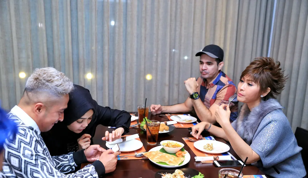 Mulai berlangsung pada Senin 23 Januari nanti, D’Academy 4 ini tidak akan dibawakan oleh host yang seperti biasa, seperti Ramzi, Irfan Hakim dan Rina Nose. Namun ada komedian asal Jepang, The Three, yang meramaikan jadi co-host. (Adrian Putra/Bintang.com)