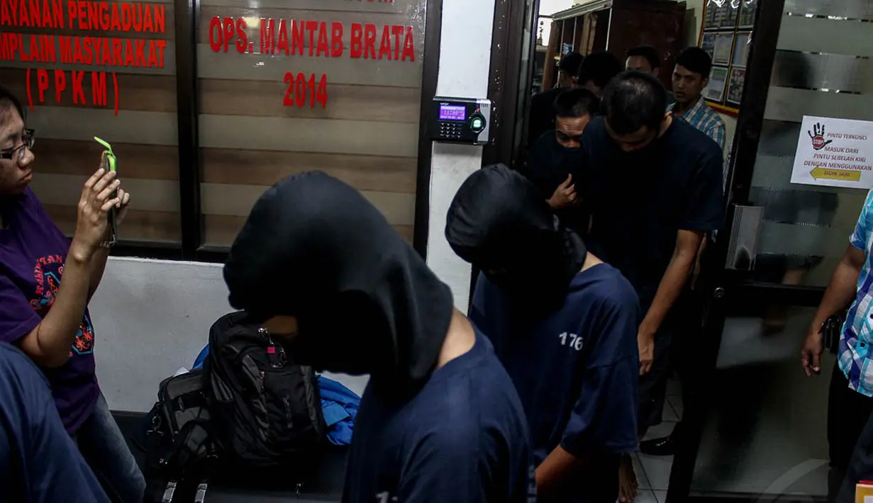 Terkait kasus tersebut polisi mengamankan di antaranya tiga pelajar yang terlibat dalam aksi pencurian dan kekerasan kepada temannya sendiri, Jakarta, (8/10/14).(Liputan6.com/Faizal Fanani) 