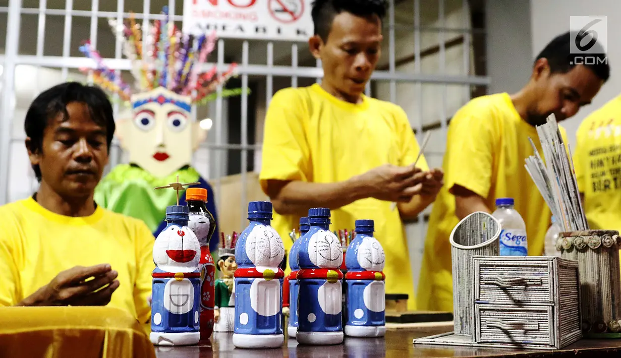 Sejumlah penghuni lapas tengah melakukan kativitas kerajinan tangan dan keterampilan di lapas Kelas IIA Narkotika Jakarta, Cipinang, Jakarta, Sabtu (9/9). (Liputan6.com/Angga Yuniar)