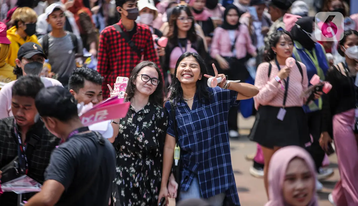 Fans berpose saat tiba untuk menyaksikan Konser BLACKPINK di Stadion Utama Gelora Bung Karno (SUGBK), Jakarta, Sabtu (11/3/2023). Konser bertajuk "Born Pink" tersebut digelar dari selama 2 hari pada 11 - 12 Maret 2023. (Liputan6.com/Faizal Fanani)