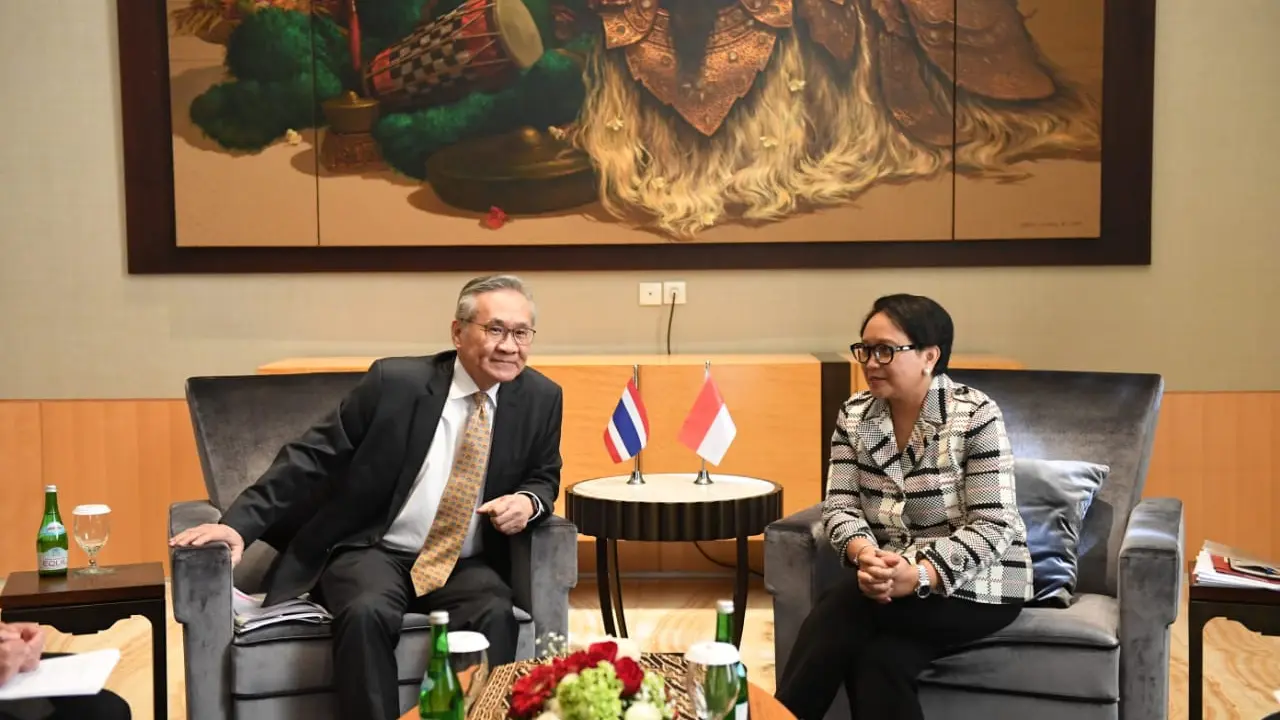 Menteri Luar Negeri Thailand Don Pramudwinai (kiri) dan Menteri Luar Negeri Indonesia Retno Marsudi bertemu dalam agenda Joint Commission Meeting di Yogyakarta, 6 Juli 2018. (Liputan6.com/Happy Ferdian)