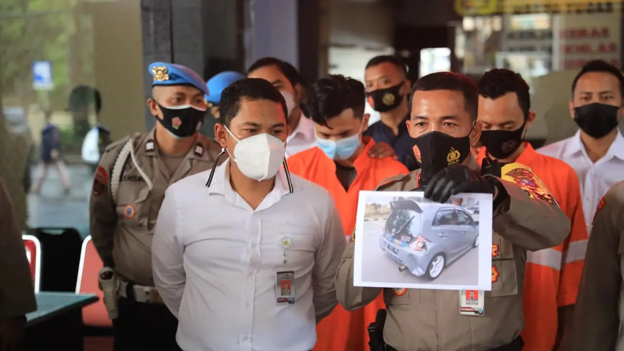Polisi meringkus dua pemuda di Malang karena balapan liar dan menabrak mobil polisi. (Dian Kurniawan/Liputan6.com)
