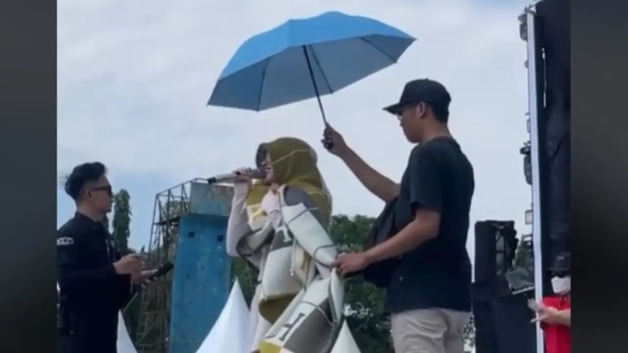 Aksi Happy Asmara Pakai Selimut Hermes dan Dipayungi di Atas Panggung Jadi Sorotan