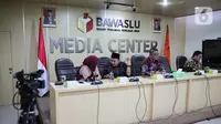Anggota Bawaslu, Ratna Dewi Pettalolo, Mochammad Afifuddin, Fritz Edward Siregar dan Rahmat Bagja live streaming membahas Rekomendasi Bawaslu terkait Antisipasi Dampak Virus Covid-19 terhadap penyelenggaraan Pemilihan Pilkada 2020, Jakarta, Selasa (17/3/2020). (Liputan6.com/Faizal Fanani)