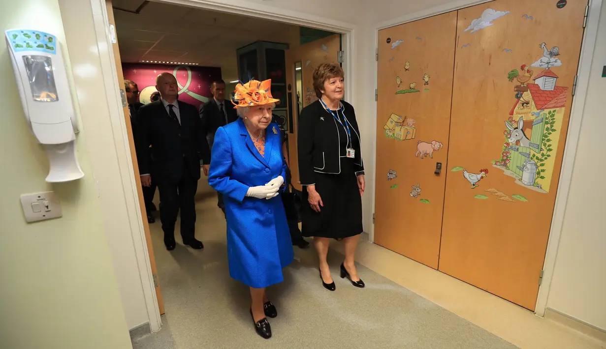 Ratu Elizabeth saat mengunjungi korban bom konser Ariana Grande, di Rumah Sakit Anak Royal Manchester, Inggris, Kamis (25/5). Ada 14 pasien yang dirawat di RS tersebut, dimana lima diantara dalam kondisi kritis. (Peter Byrne/Pool via AP)